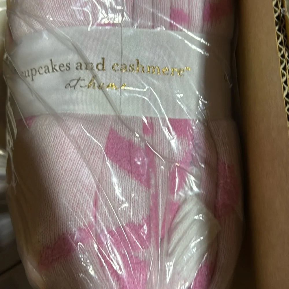 - Cupcakes and cashmere pink ribbon/bow, king size reversible, knit blanket 🎀🎀🎀